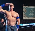 John Cena haciendo su pose durante una lucha en WWE.