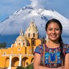 Santuario de la Virgen de los Remedios en San Pedro Cholula con una persona originaria de protagonista