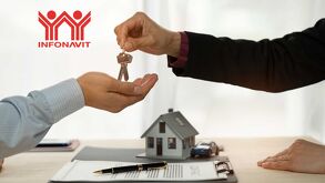 Una casa pequeña sobre una mesa mientras una persona le d unas lleves a otra persona, solo se ven sus brazos extendidos