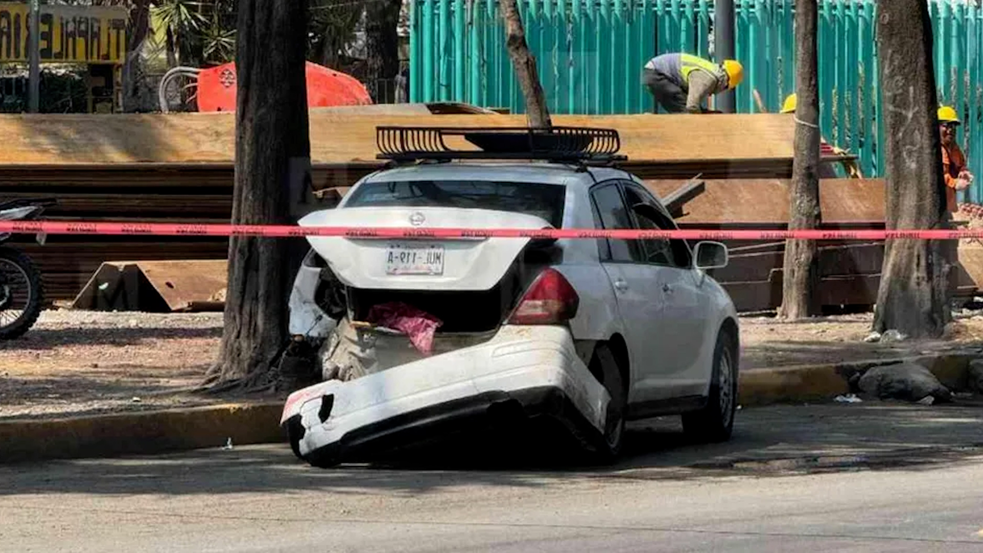 El conductor de un tráiler fue detenido tras embestir dos autos en la calzada Ignacio Zaragoza, Iztapalapa; hay dos muertos y afectación vial.