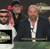 Turki Al-Sheikh, asesor de la Corte Real de Arabia Saudita y Triple H, director de contenido de WWE en el anuncio oficial.