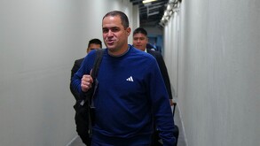 André Jardine saliendo del autobpus del Club América.