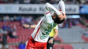 Javier Ruiz, jugador del Necaxa durante el partido contra Querétaro.