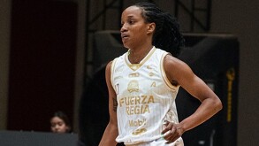 Fuerza Regia Femenil ante Abejas de León en el segundo de la serie.