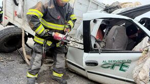 Accidente de camión de CFE en Carretera Nacional