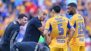 Guido Pizarro dandole indicaciones a Cesar Araujo y Joaquim Pereira.