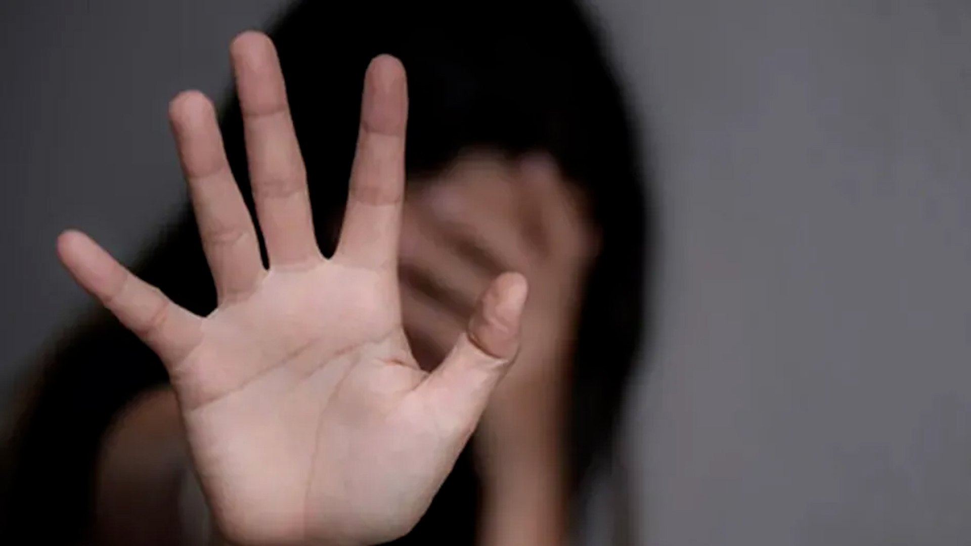 Un juez calificó determinó vincular a proceso al imputado por los delitos de privación ilegal de la libertad, equiparable a la violación y corrupción de menores