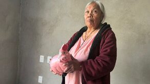 Jerónima, víctima del robo de su casa en Ixtapaluca, mostró cómo quedó su hogar después del saqueo.