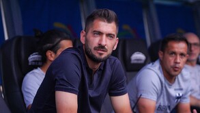 Nico Sánchez en el banquillo de Rayados.