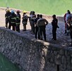 Elementos de Protección Civil y Bomberos, paramédicos de la Cruz Roja y Policías de Guadalajara sobre un puente del vaso regulador en el Parque El Dean