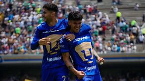 Pumas festejando el gol de Robert Morales.