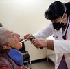 Adulto mayor siendo atendido por el Servicio Universal de Salud en la Ciudad de México.