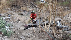 Vehículo compacto terminó al fondo de un barranco tras perder el control en carretera a Saltillo.