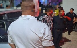 Hombre detenido y agresivo con policías de Torreón.