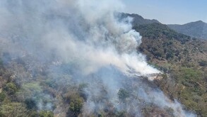 Vista cenital del incendio forestal activo en el paraje Arroyo Seco-Llano Grande, en el municipio de Cabo Corrientes