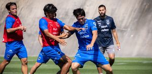 El hijo de Aldo de Nigris entrenó este lunes 13 de abril con el primer equipo del Monterrey bajo las indicaciones de Nicolás Sánchez.