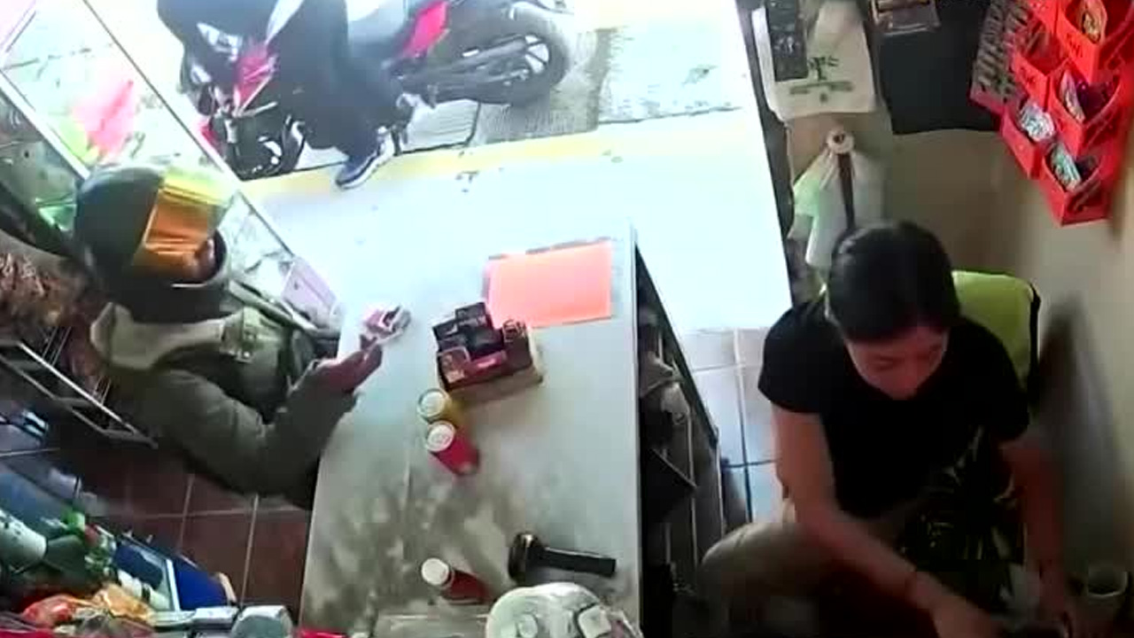 Dos sujetos asaltaron una tienda en Ixmiquilpan, Hidalgo. Amagaron a una empleada y huyeron en motocicleta.