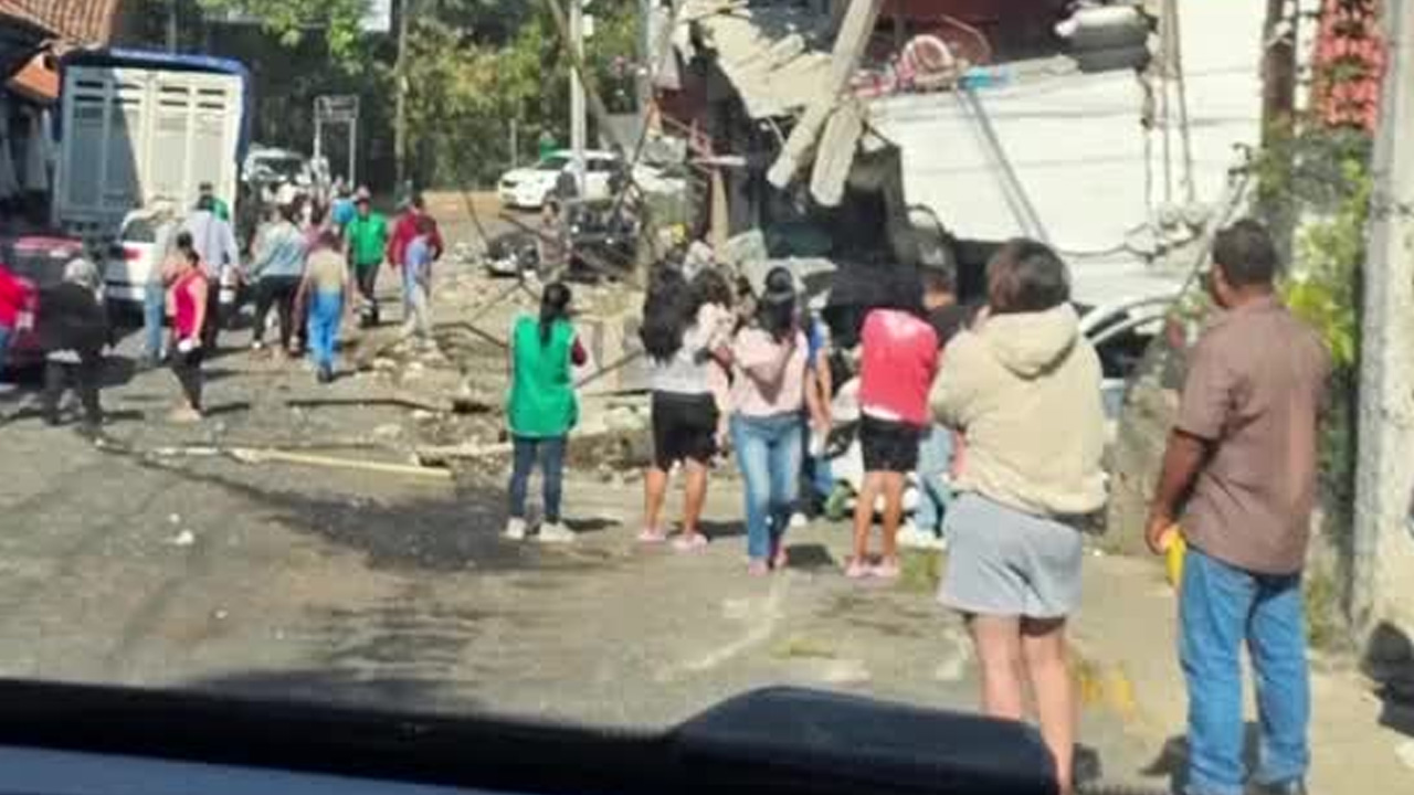 Un autobús se quedó sin frenos en Valle de Bravo, provocando un choque múltiple que dejó al menos cinco lesionados.