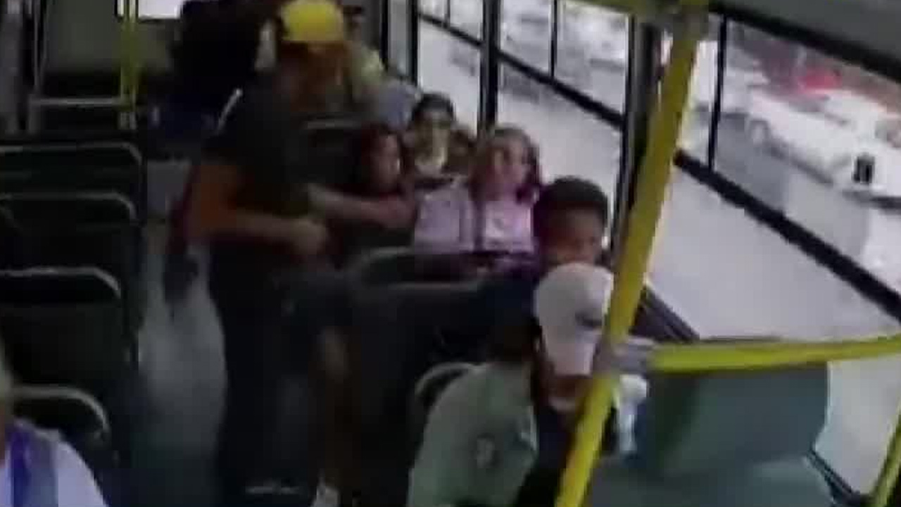 Pasajeros de la ruta 9 denunciaron un asalto en Avenida Morelos, en Cuernavaca, luego de que sujetos abordaran la unidad y cometieran el atraco.