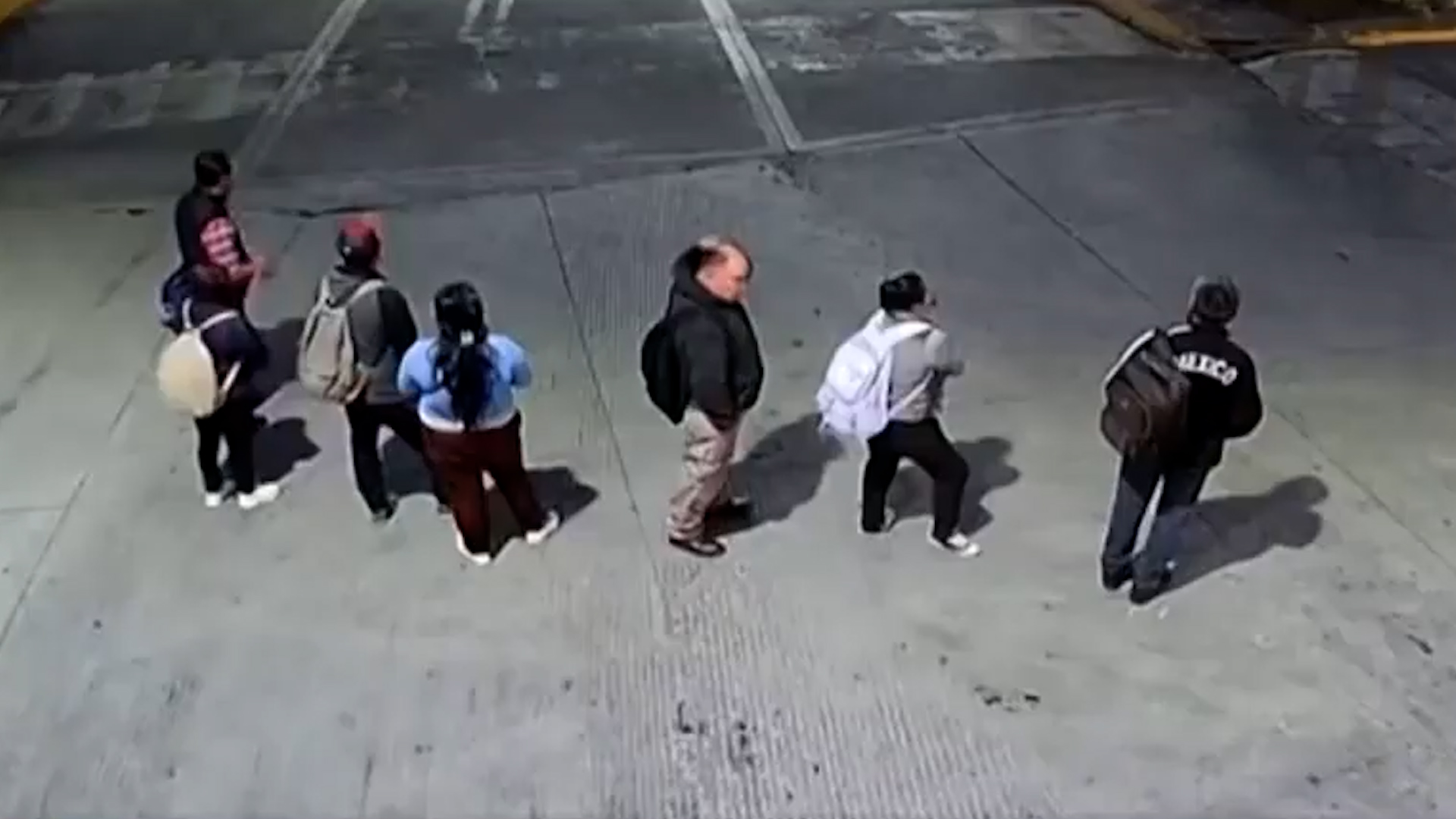 Cámaras captan asalto en Almarcigo Norte, Ecatepec. Sujetos en moto dispararon contra pasajeros que esperaban transporte público. No hay detenidos.