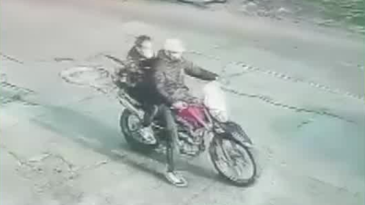 Cámaras captaron el momento en que sujetos en motocicleta asaltan a una mujer en la colonia Almarcigo Sur, en Ecatepec.