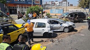 Un taxi y dos autos con diversos destrozos tras ser impactados por una camioneta Voyager en un aparatoso choque en Tonalá