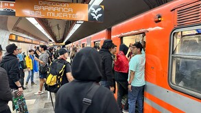 Usuarios del Metro de la Ciudad de México abordan un tren.