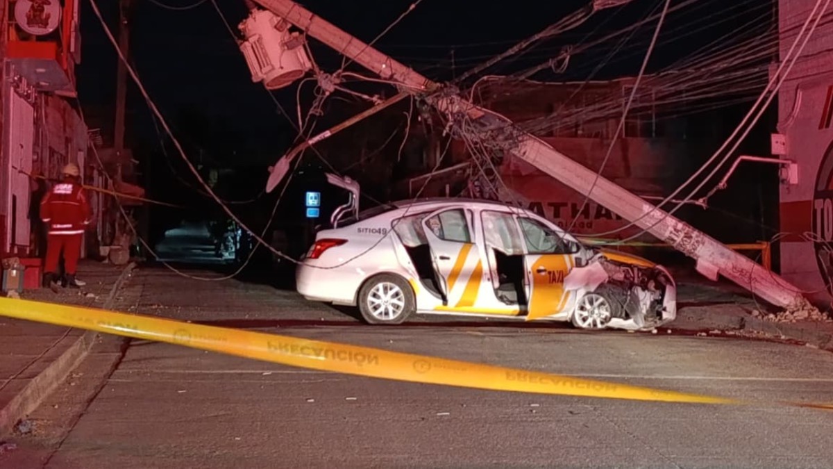 Gran parte de la colonia Mesa de los Ocotes en Zapopan quedó sin luz a causa del impacto contra el poste de luz | Javier León