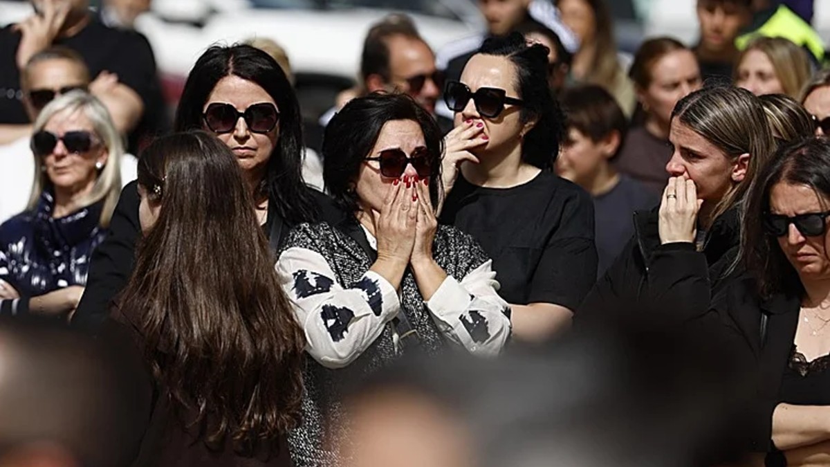 Multitud de personas vestidas de negro con lentes oscuros durante ceremonia realizada por la muerte de un niño de 11 años