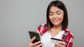 Persona haciendo transferencia bancaria