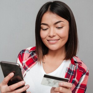 Persona haciendo transferencia bancaria