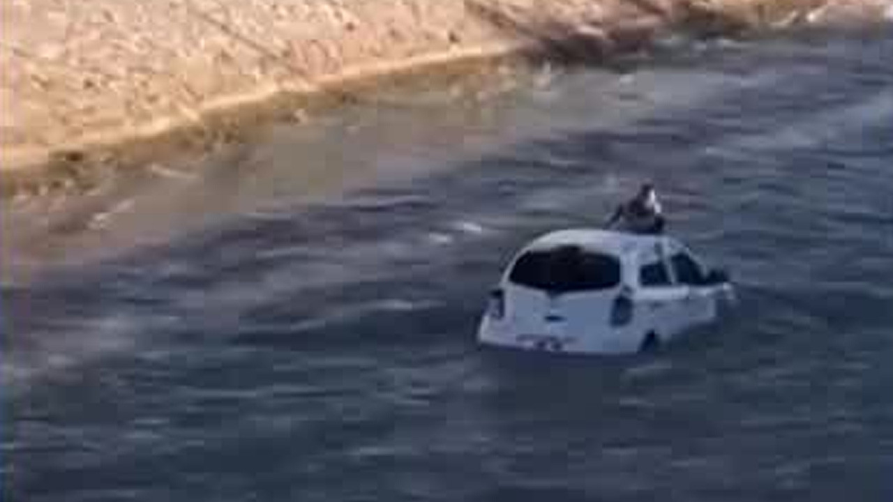 Debido a la fuerza de la corriente el vehículo fue arrastrado de inmediato por el agua.