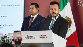 José Luis García Parra y alejandro armenta en la presentación del cablebús en puebla