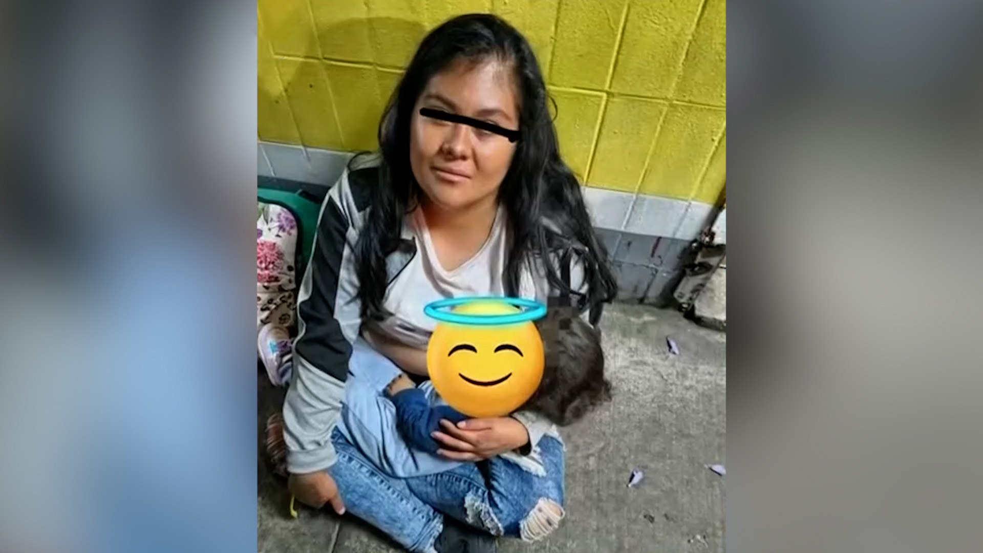 La madre de 24 años fue detenida en la Venustiano Carranza tras ser sorprendida obligando a su hija de 2 años a inhalar solventes. La niña está hospitalizada.