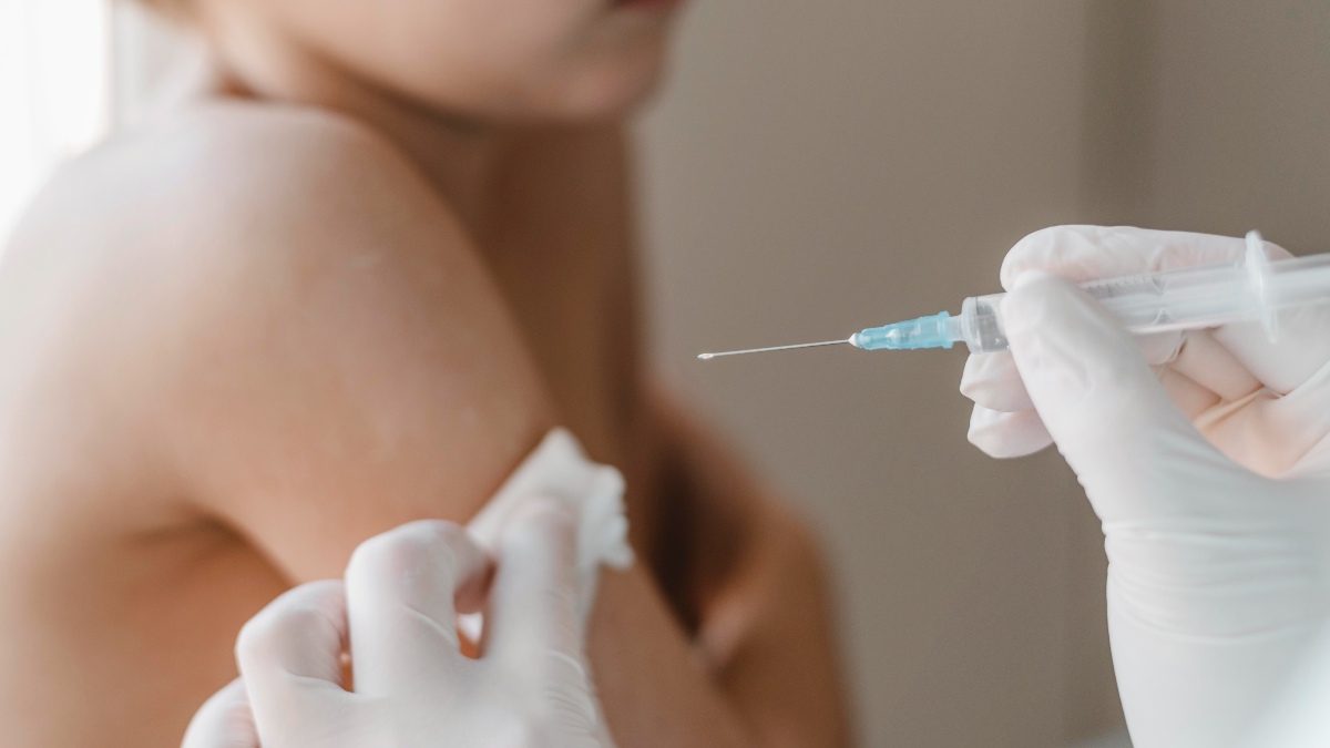 ¿Es seguro aplicar dexametasona a menores? Conoce qué dice la ciencia sobre este fármaco, sus usos en emergencias y por qué la elección del hospital es clave.