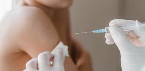 ¿Es seguro aplicar dexametasona a menores? Conoce qué dice la ciencia sobre este fármaco, sus usos en emergencias y por qué la elección del hospital es clave.