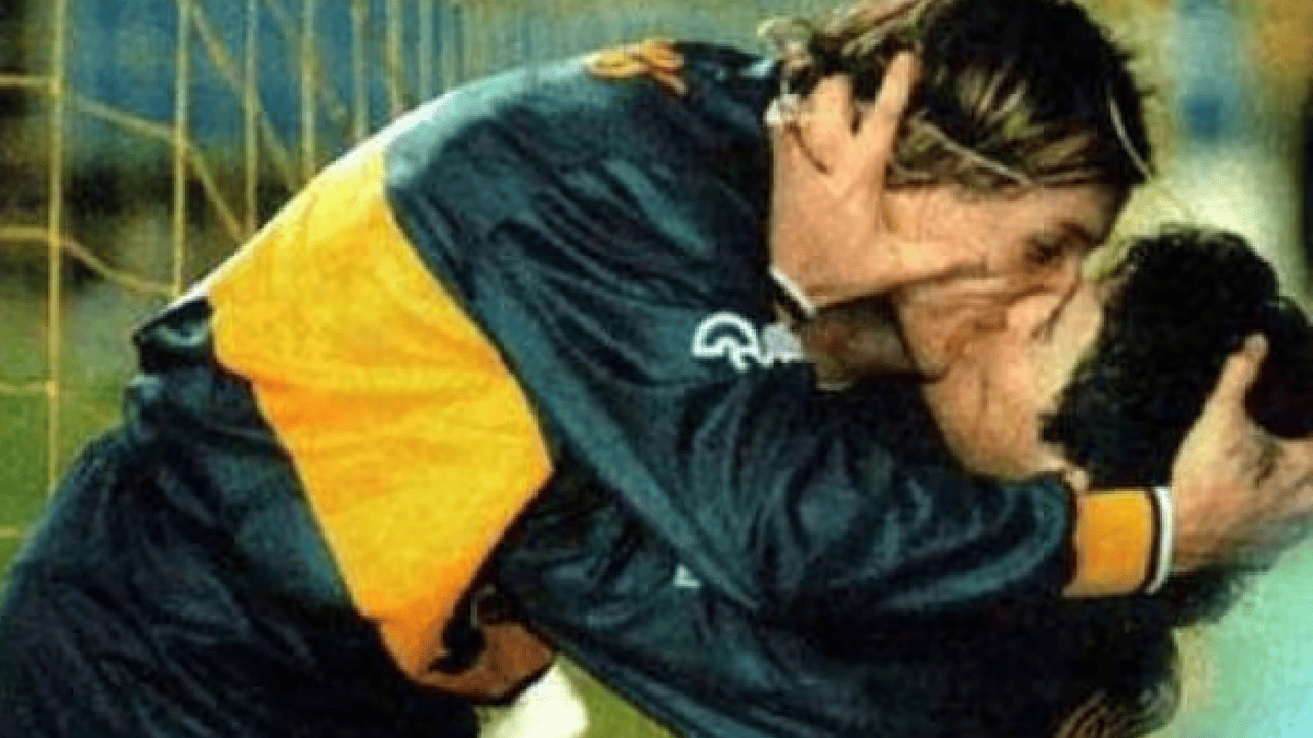 Diego Armando Maradona y Claudio Canniggia se besan después de una jugada de futbol en un partido de Boca Jrs.