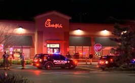 En esta imagen extraída de un video, se ve a la policía en el lugar de un tiroteo en un restaurante de la cadena Chick-fil-A.