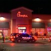 En esta imagen extraída de un video, se ve a la policía en el lugar de un tiroteo en un restaurante de la cadena Chick-fil-A.