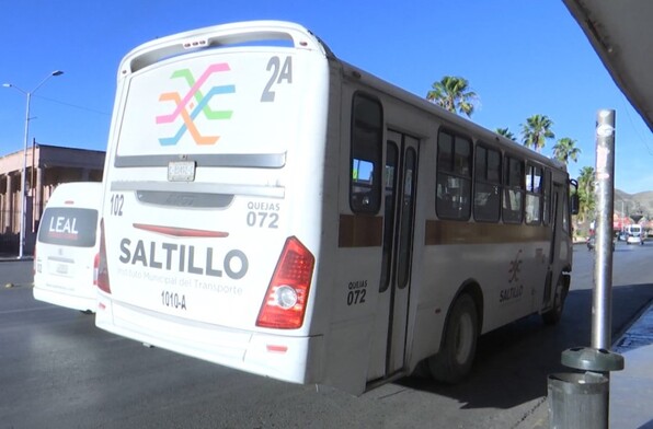 Se observa un camión color blanco y un letrero que dice 2A.