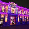 un edificio de puebla iluminado en el glow fest méxico