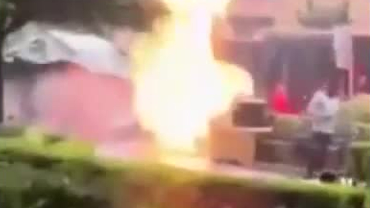 Un flamazo de hasta cinco metros salió de una coladera en el Centro Histórico de Querétaro y fue captado en video.