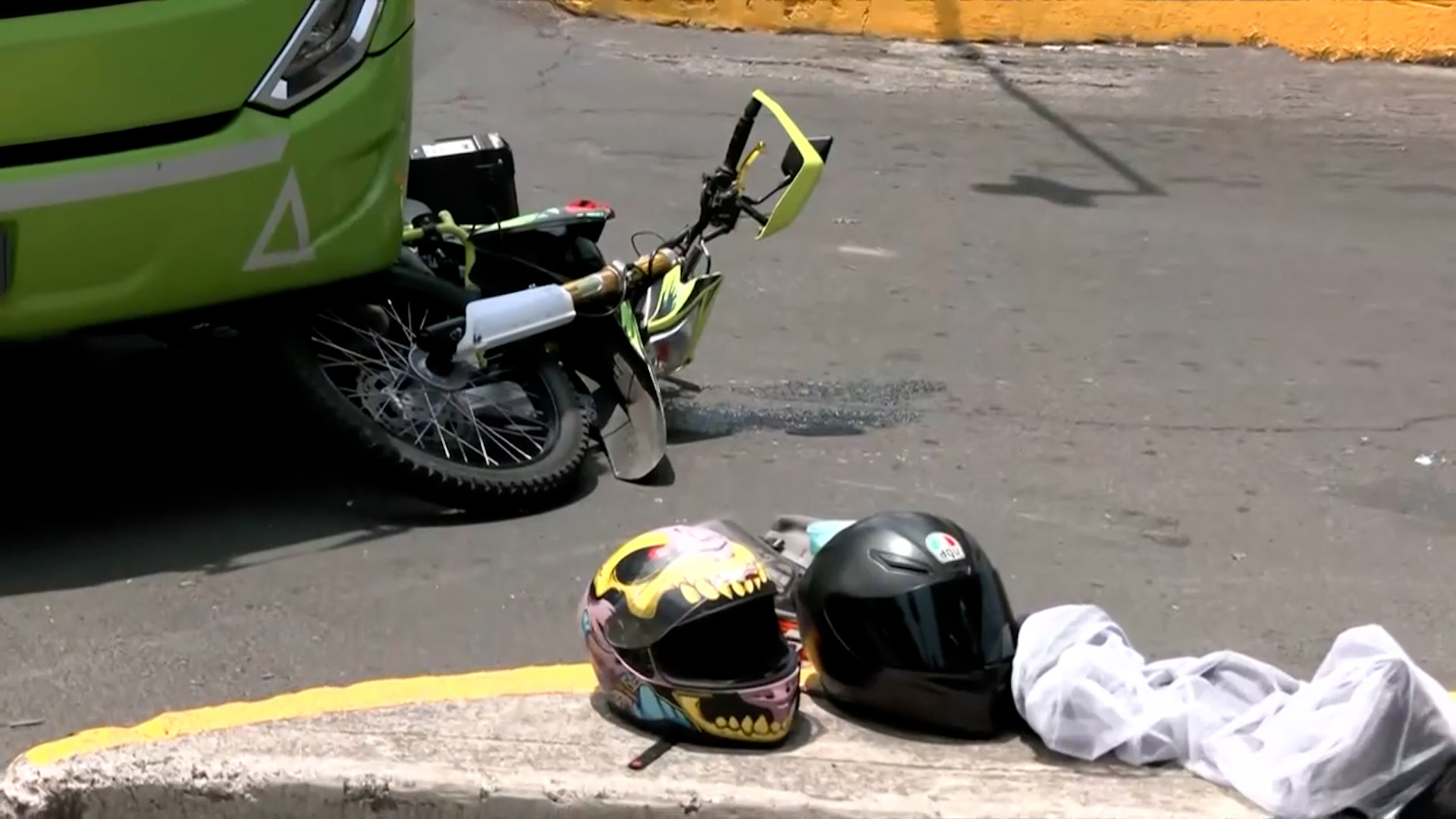 Una motocicleta quedó bajo un camión de RTP tras un choque en Viaducto Miguel Alemán, Iztacalco. Hay reporte de lesionados y carga vehicular.