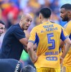 Guido Pizarro dandole indicaciones a Cesar Araujo y Joaquim Pereira.