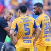 Guido Pizarro dandole indicaciones a Cesar Araujo y Joaquim Pereira.