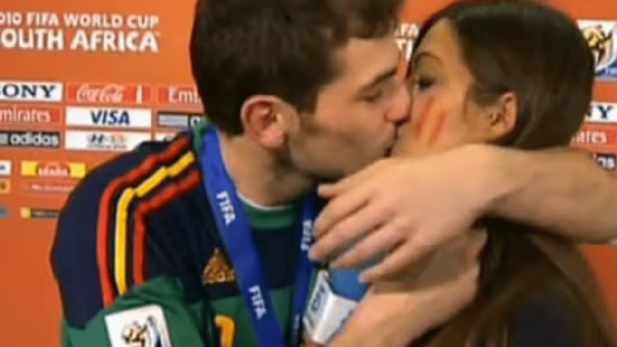 Iker Casillas y Sara Carbonero se dieron un beso en plena entrevista tras la final de la Copa del mundo 2010