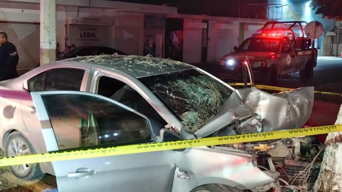 Choque fatal en Matamoros, carro destruido.