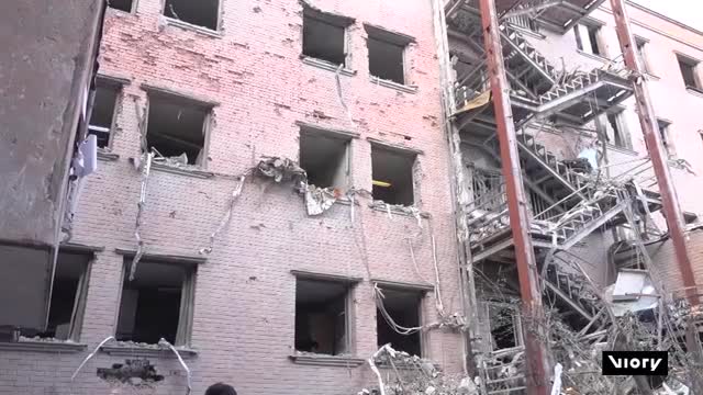 El vídeo también revela una gran destrucción dentro de las instalaciones, incluyendo laboratorios y equipos dañados.