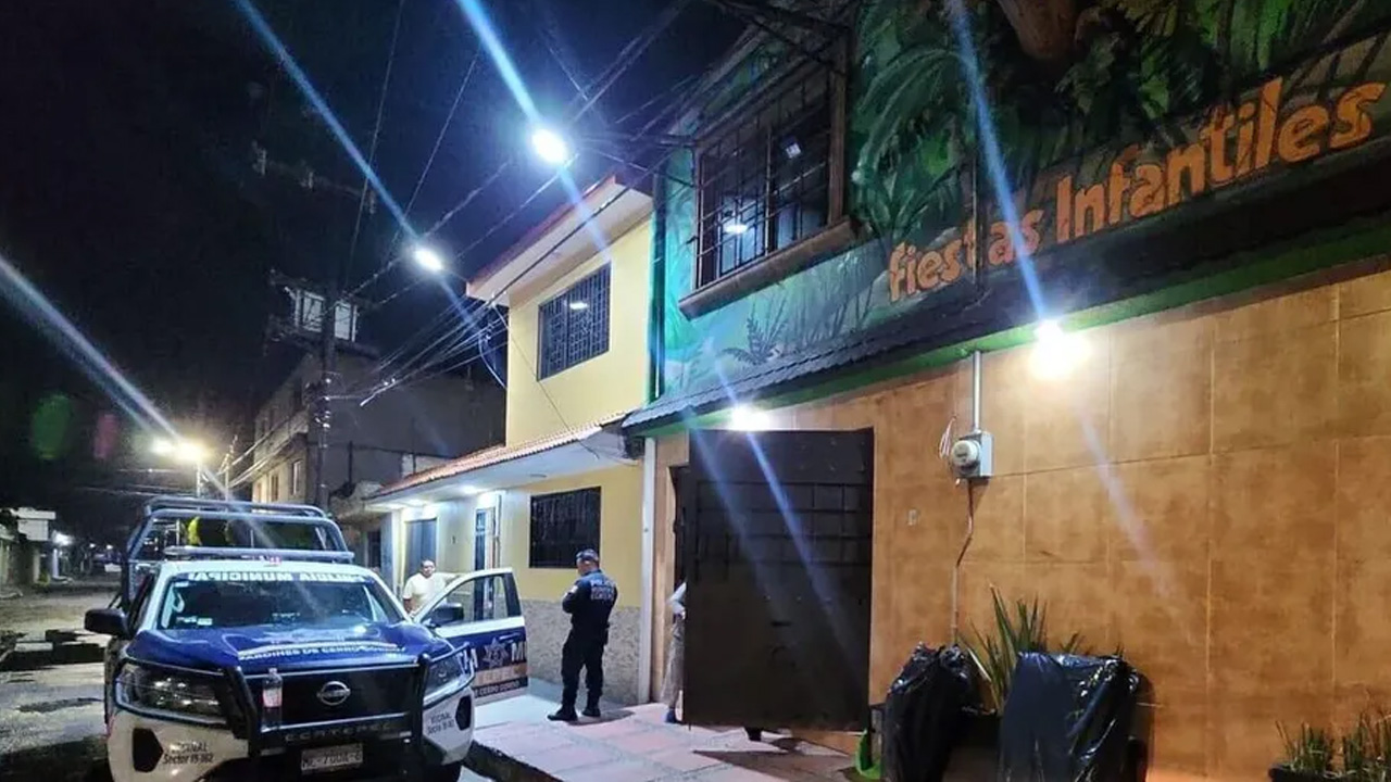 Policías frustraron el robo a un salón de fiestas en Jardines de Cerro Gordo, Ecatepec, tras un reporte vecinal.