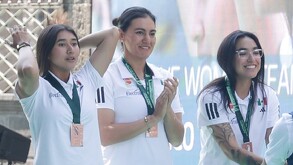 Tres mujeres mexicanas con medallas de bronce en un podio.